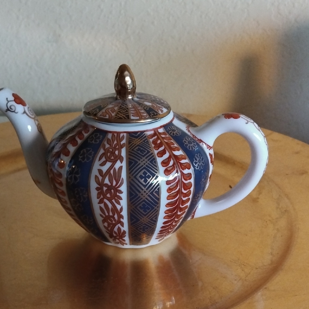 Victoria & Albert " Meissen" Teapot